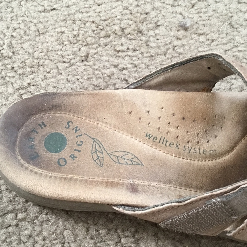 Earth Origins Women's Beige Sandals - Picture 3 of 5